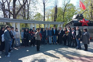 Патриотический квест по памятным местам   г. Симферополя  «Мы помним!».   Почтили память павших.