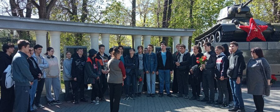 Патриотический квест по памятным местам   г. Симферополя  «Мы помним!».   Почтили память павших.